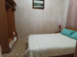 Двухкомнатный номер с прямым выходом на общую летнюю кухню.&nbsp;В номере &mdash; две спальни, со...